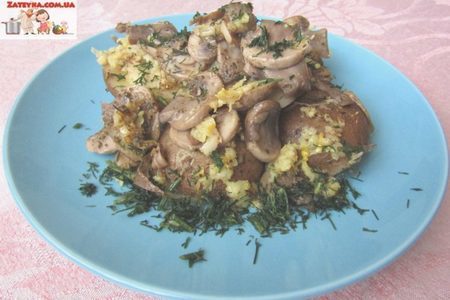 Фото к рецепту: Картошка с грибами и чесноком в духовке (постный рецепт)