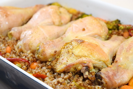 Фото к рецепту: Гречка с курицей и овощами в духовке
