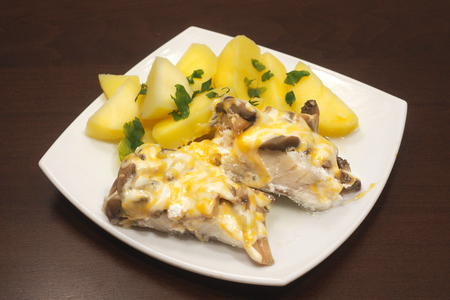 Фото к рецепту: Быстрый рецепт - картошка с рыбой под сыром