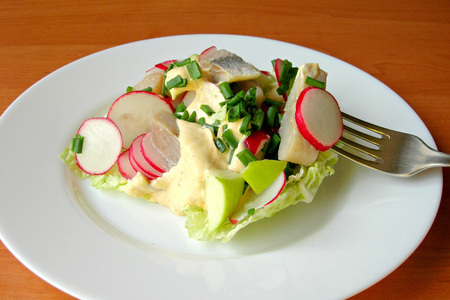 Фото к рецепту: Салат «норвежский» с сельдью и яблоком