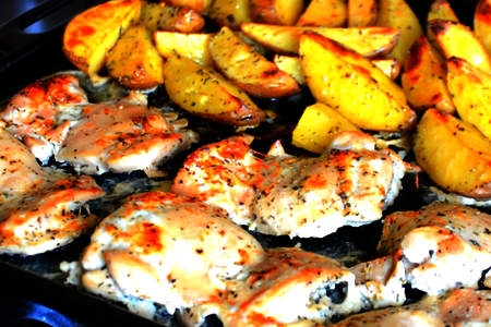 Фото к рецепту: Маринованная курица с запеченным картофелем в духовке