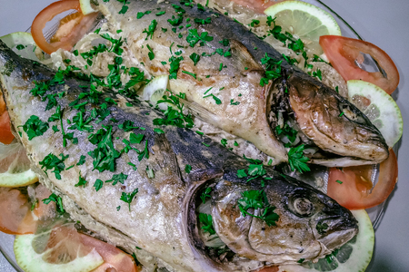 Фото к рецепту: Рыба в сметанном соусе запеченная в духовке