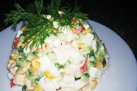 Фото к рецепту: Салат с крабовыми палочками и огурцом
