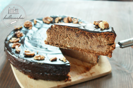 Фото к рецепту: Торт шоколадный с орехами
