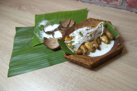 Фото к рецепту: Жареные бананы с ромом и кокосовым орехом