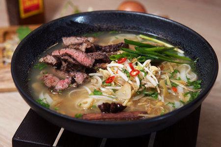 Фото к рецепту: Куриный суп с рисовой лапшой