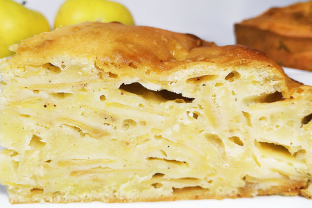 Фото к рецепту: Пирог "шарлатанка" с яблоками без разрыхлителя
