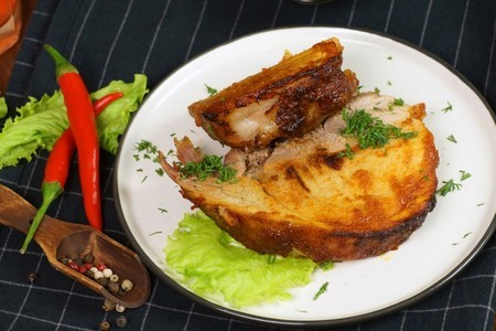 Фото к рецепту: Свиной окорок в соево-медовом соусе в духовке