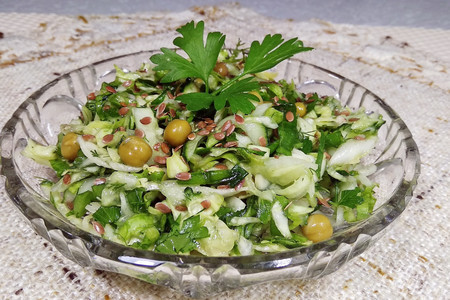 Фото к рецепту: Зелёный салат из молодой капусты