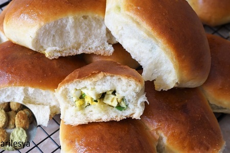 Фото к рецепту: Пирожки на кефире с зелёным луком и яйцом