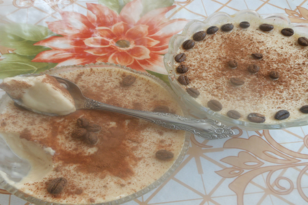 Фото к рецепту: Десерт из ряженки с кофе