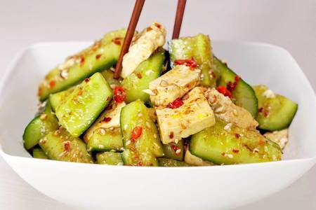Фото к рецепту: Битые огурцы с тофу. китайская кухня