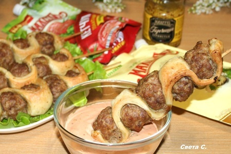 Фото к рецепту: Шашлыки из мясных фрикаделек в слоеном тесте+соус#махеевънаприроде