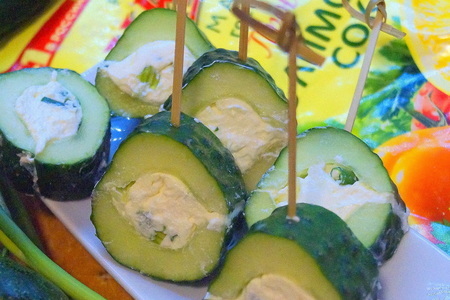 Фото к рецепту: Канапе из огурчиков с пикантной творожной начинкой #махеевънаприроде
