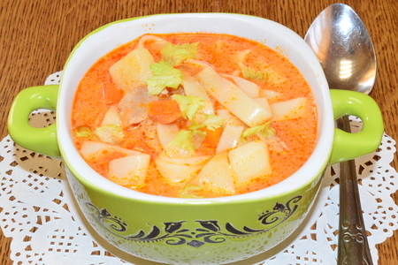Фото к рецепту: Томатный суп с лапшой