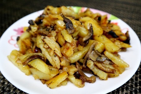 Фото к рецепту: Жареная картошка с грибами и луком на сковороде