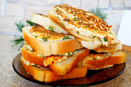 Фото к рецепту: Горячие бутерброды с сыром