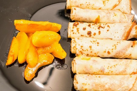 Фото к рецепту: Блины с начинкой из абрикоса