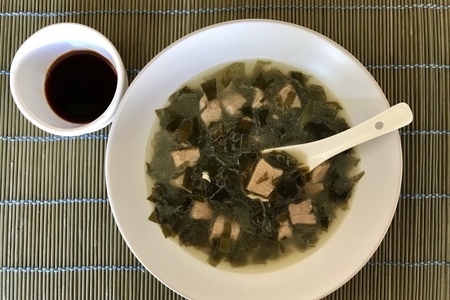 Фото к рецепту: Корейский суп с вакаме «миёккук» 