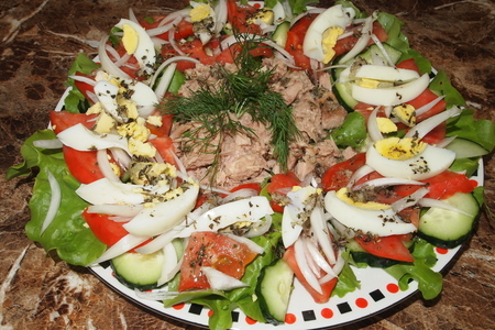 Фото к рецепту: Салат с тунцом и овощами