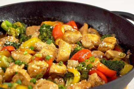 Фото к рецепту: Жареная курица с овощами по-китайски
