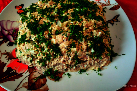 Фото к рецепту: Рыбный салат с лапшой быстрого приготовления
