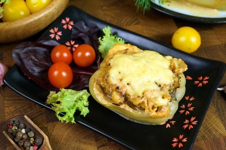 Фото к рецепту: Фаршированные болгарские перцы с мясом в духовке