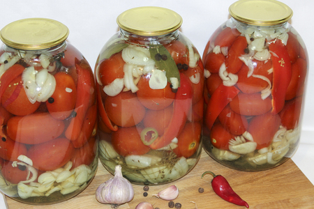 Фото к рецепту: Вкусные маринованные помидоры на зиму