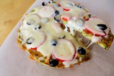 Фото к рецепту: Сочная пицца за 5 минут / быстрый рецепт пиццы на сковороде