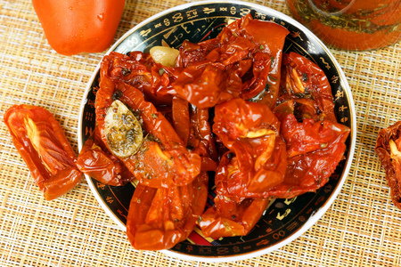 Фото к рецепту: Вяленые томаты в масле
