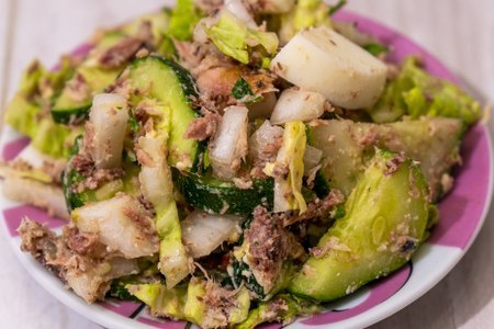 Фото к рецепту: Полезный летний салат с тунцом и свежими огурцами