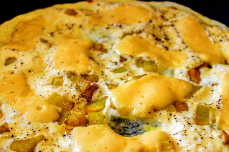 Фото к рецепту: Омлет с картошкой и сыром