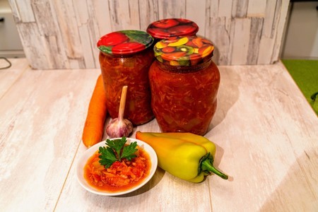 Фото к рецепту: Закуска из томатов с болгарским перцем на зиму
