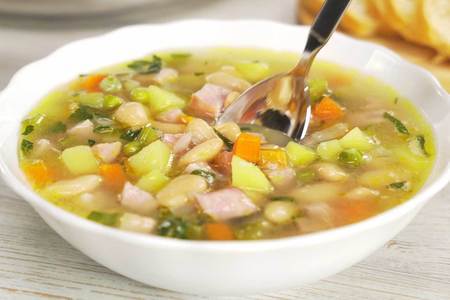 Фото к рецепту: Фасолевый суп с ветчиной за 30 минут