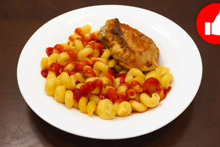 Фото к рецепту: Курица с макаронами