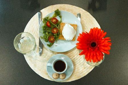 Фото к рецепту: Пп завтрак с яйцом пашот