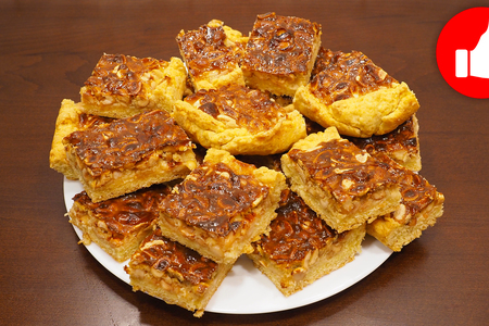 Фото к рецепту: Песочное печенье с орехами и сгущенкой