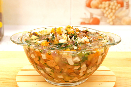 Фото к рецепту: Согревающий копчёный сырный суп с овощами и грибами