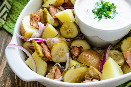 Картофельный салат с беконом, огурцами и луком