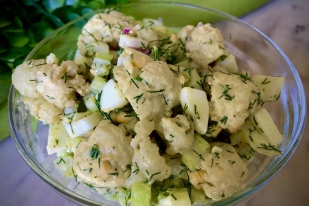 Фото к рецепту: Салат с цветной капустой и вареным яйцом