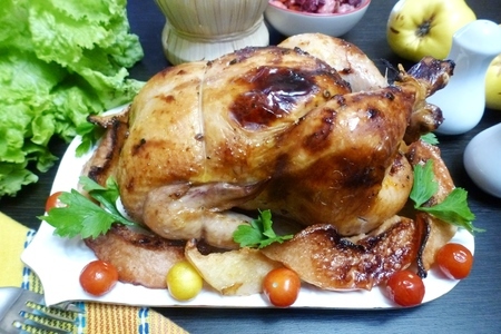 Фото к рецепту: Цыпленок, запеченный с айвой