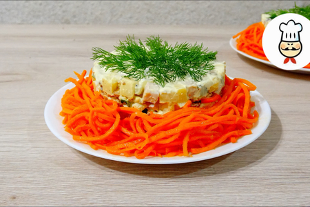 Фото к рецепту: Новый новогодний салат с курицей и крекерами