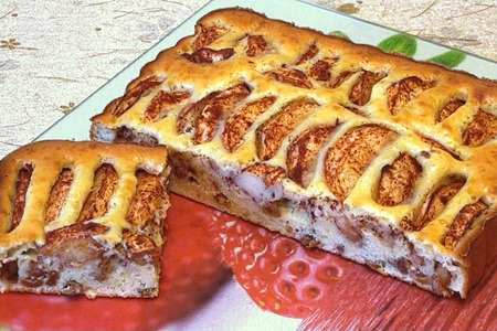 Фото к рецепту: Яблочный пирог с изюмом на сметане