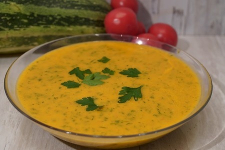Фото к рецепту: Суп-пюре из кабачка с помидорами и сливками