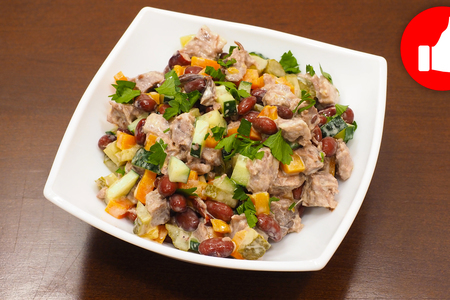 Фото к рецепту:  мясной салат с вареной говядиной, овощами и фасолью