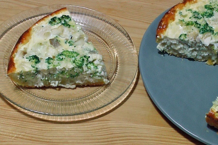 Фото к рецепту: Французский открытый пирог киш с рыбой и брокколи