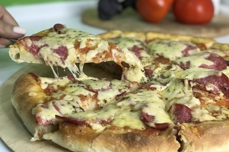 Фото к рецепту: Домашняя пицца с салями