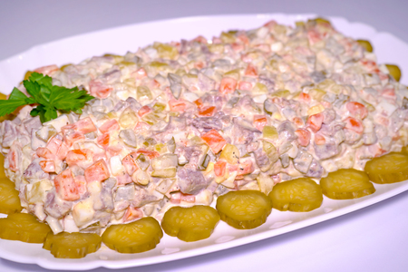 Фото к рецепту: Праздничный салат оливье с говяжьим языком