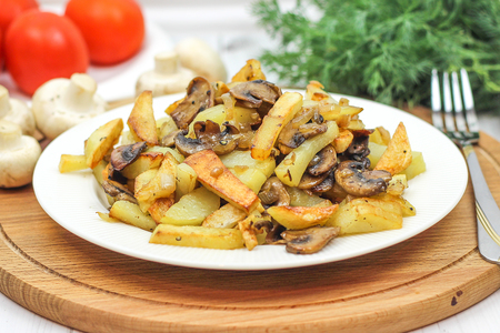 Фото к рецепту: Жареная картошка с грибами с хрустящей корочкой