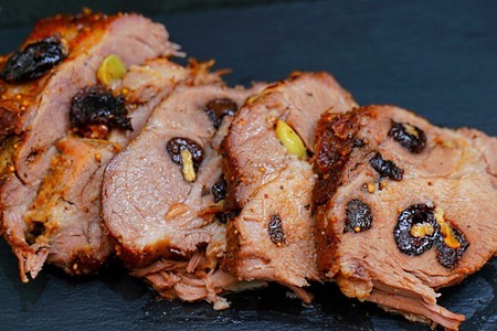 Фото к рецепту: Пряная свинина с черносливом и чесноком